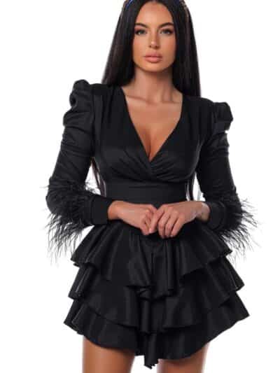 Rochie cu pene la maneci si volane este o rochie scurta neagra cu 3 volane si maneci lungi cu pene detasabile la maneci