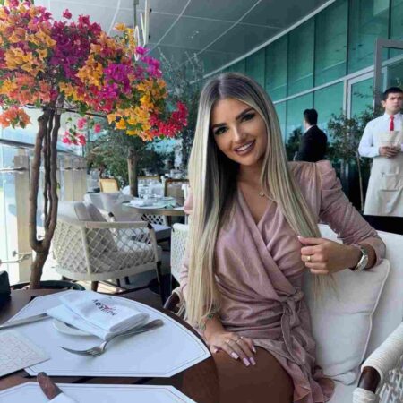 Rochie Lurex cu volane — 3 lookuri pentru femeia care face lumina să danseze