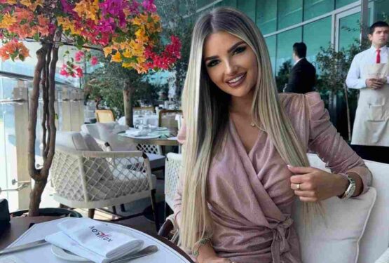 Rochie Lurex cu volane — 3 lookuri pentru femeia care face lumina să danseze