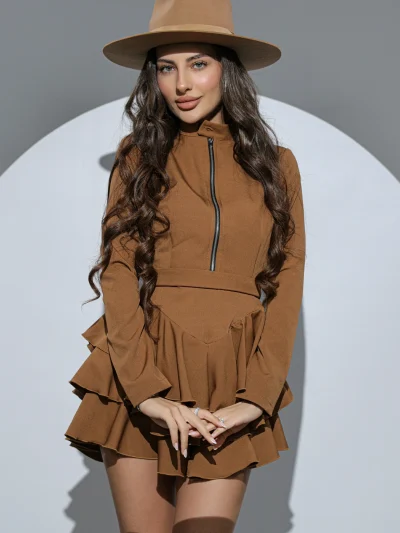 Rochie Muse maro cu volane, fermoar frontal și mânecă lungă, purtată cu pălărie și sandale cu toc.