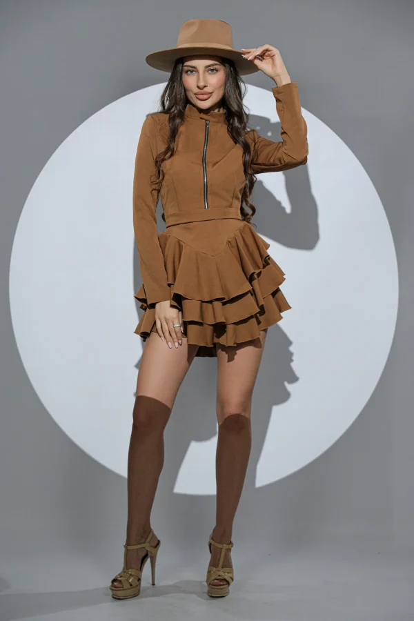 Rochie Muse maro cu volane, fermoar frontal și mânecă lungă, purtată cu pălărie și sandale cu toc.
