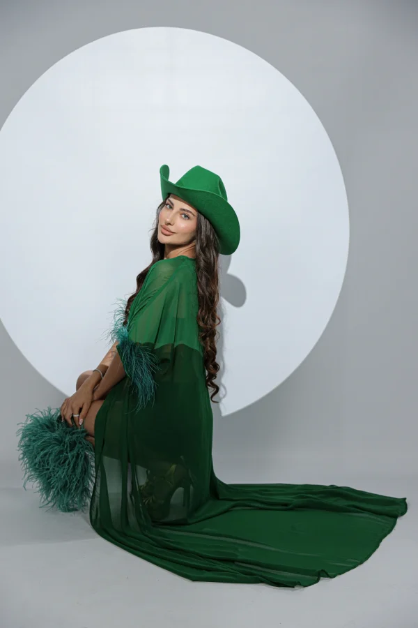 Cardigan cu pene verde – cardigan lung transparent cu pene pe mâneci, stil editorial de la Prive Boutique