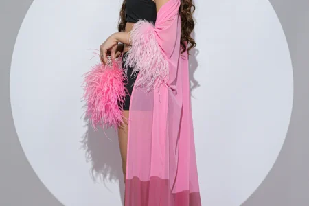 Cardigan cu pene roz – cardigan lung transparent cu pene pe mâneci, stil editorial de la Prive Boutique