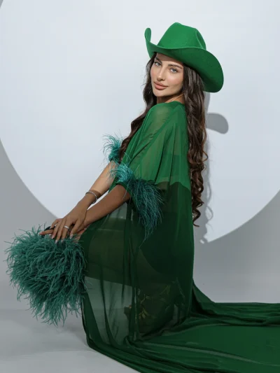 Cardigan cu pene verde – cardigan lung transparent cu pene pe mâneci, stil editorial de la Prive Boutique
