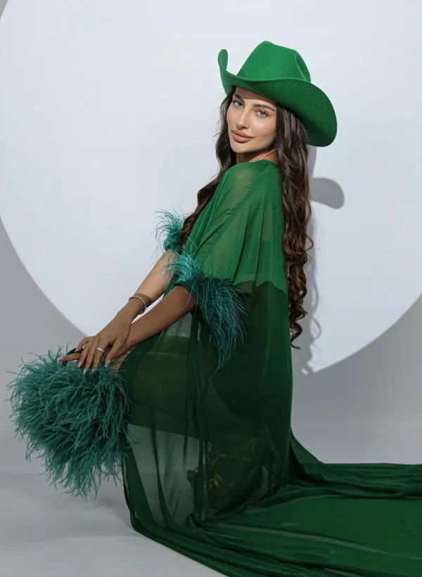 Cardigan cu pene verde – cardigan lung transparent cu pene pe mâneci, stil editorial de la Prive Boutique