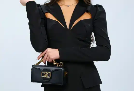 Rochii scurte elegante — pentru cine, când, cu ce 1 Rich B Dress rochie neagra cu decupaje lux Romania — vedere din față